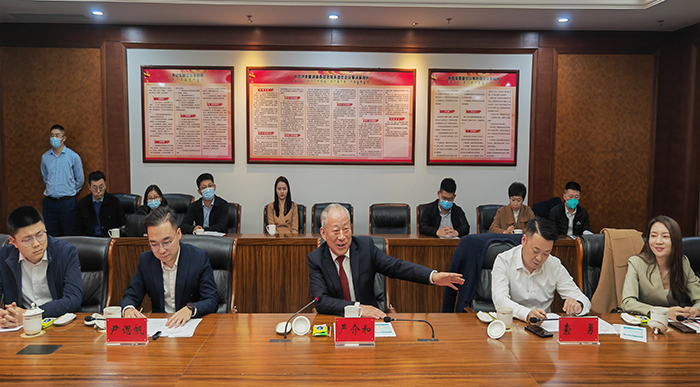 嚴介和理事長應(yīng)邀同內(nèi)蒙古鄂爾多斯市委常委、伊金霍洛旗委書記華瑞鋒會談（2）.jpg