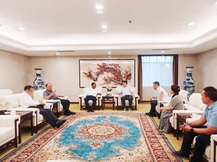 7月1日嚴(yán)昊與新疆博州黨委副書記、州長巴音克西會談1.jpg