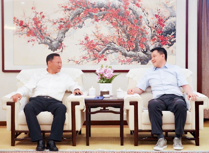 7月1日嚴(yán)昊與新疆博州黨委副書記、州長巴音克西會談.jpg
